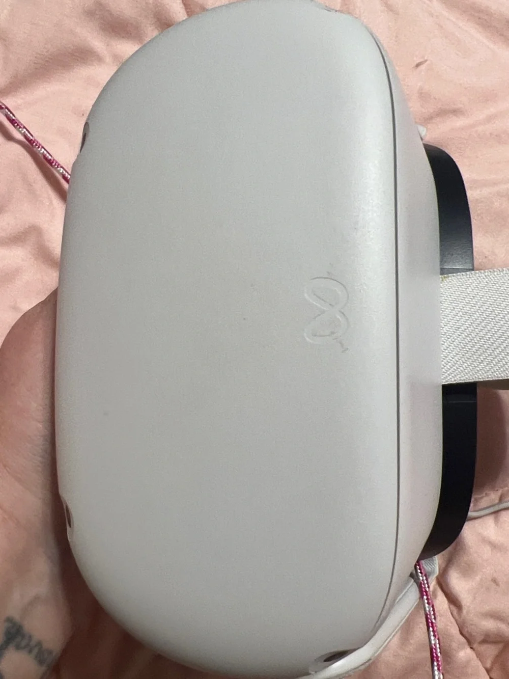 Standalone White VR Headset with Matching White Motion Controllers..Very Good